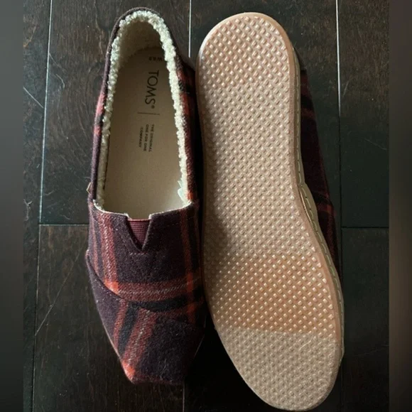 TOMS Brand Red and Black Plaid Slip on Shoes w/ Soft Fleece Lining Size … - Picture 3 of 6